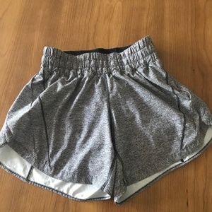Lululemon Track that mid rise lined short 5” size 4
